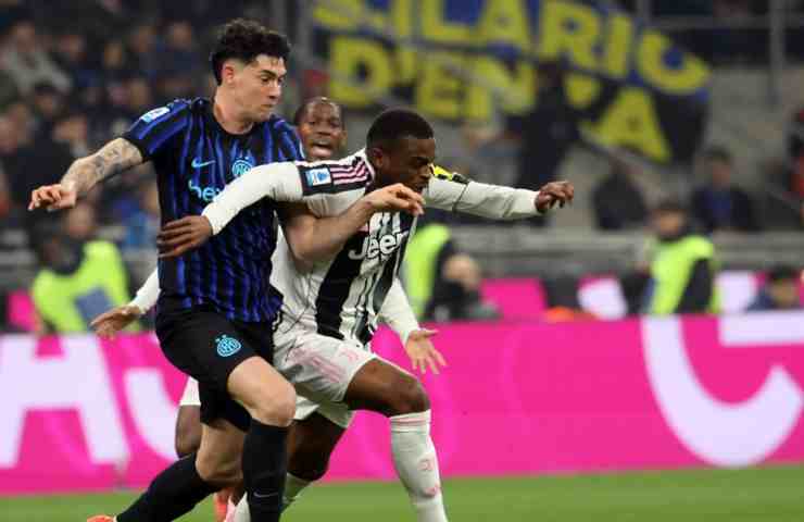 Alessandro Bastoni contrasta Pierre Kalulu