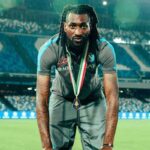 André Frank Zambo Anguissa in posa con la medaglia di campione d'Italia