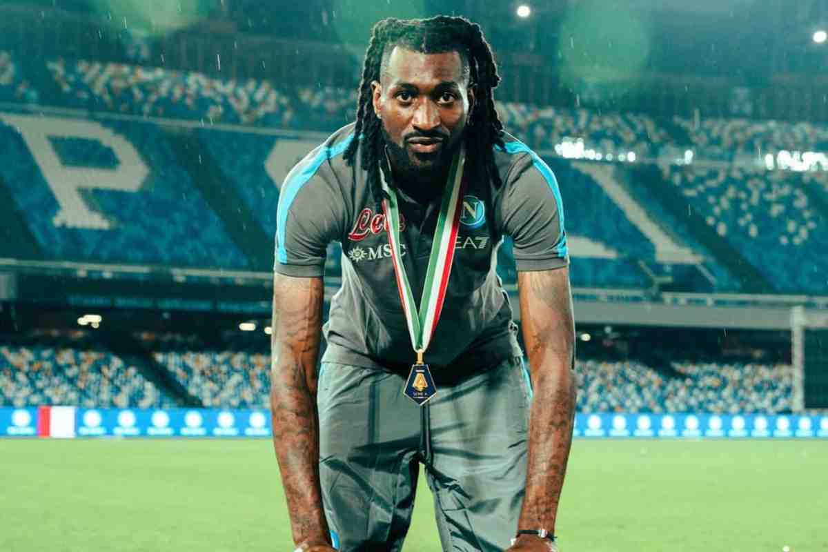 André Frank Zambo Anguissa in posa con la medaglia di campione d'Italia