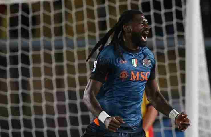 Frank Zambo Anguissa esulta dopo un suo gol