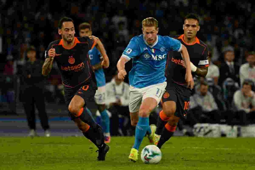 Kevin De Bruyne in progressione contro avversari dell'Inter