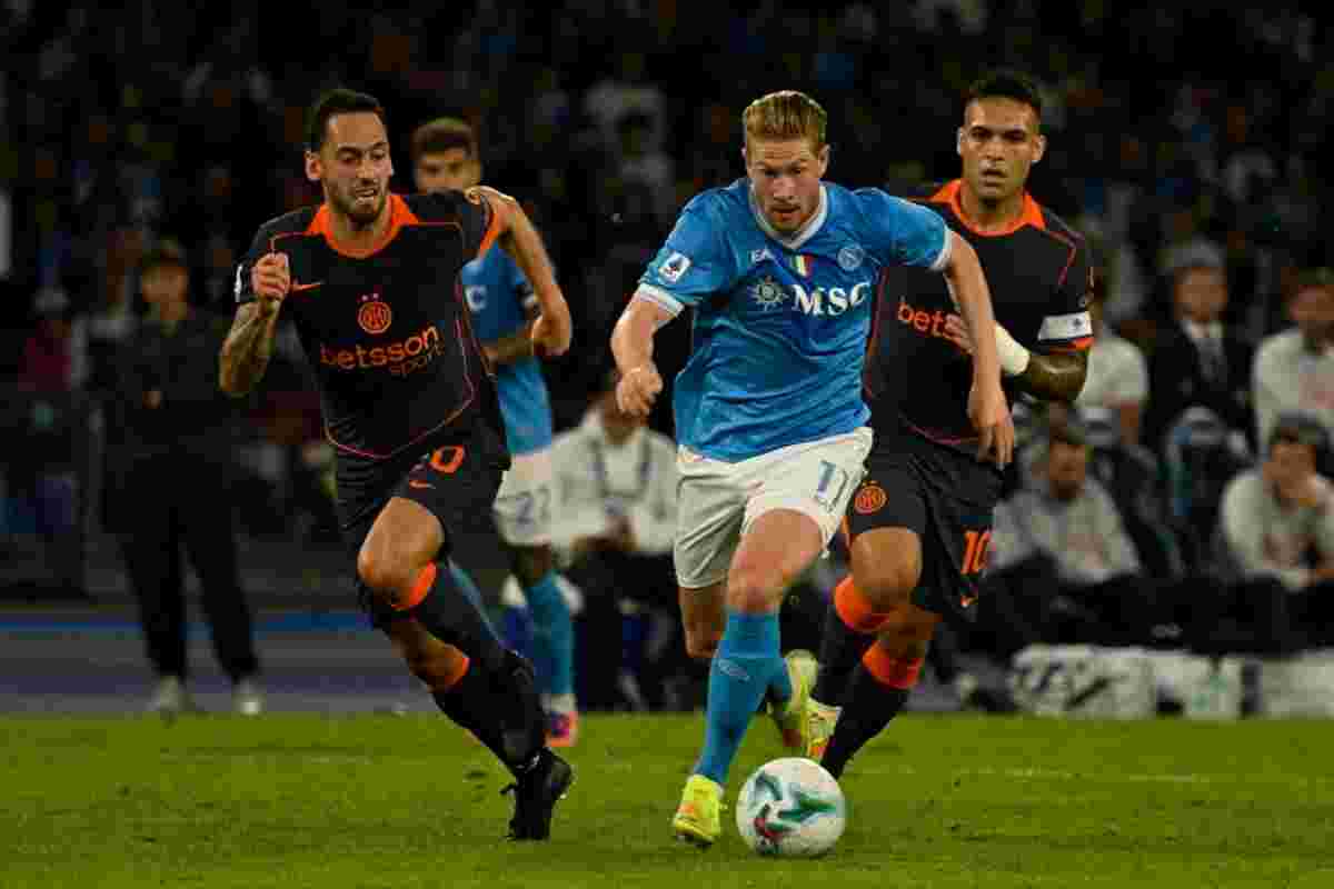 Kevin De Bruyne in progressione contro avversari dell'Inter