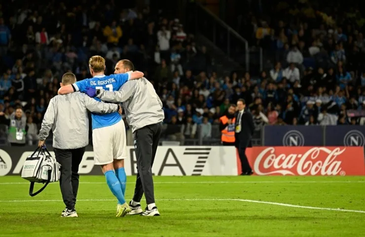 KEvin De Bruyne esce da campo infortunato portato a spalla