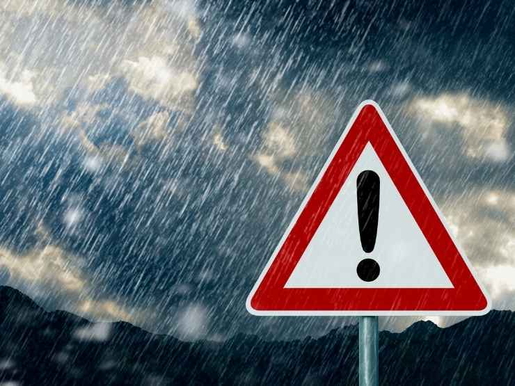 San Valentino, pioggia e allerta a Napoli