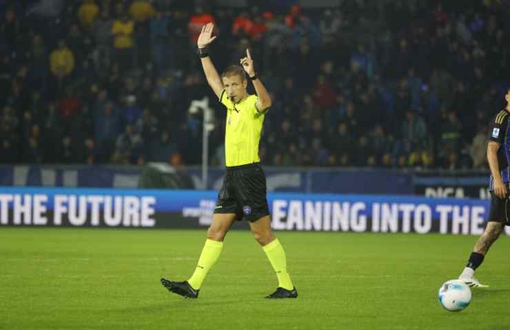 L'arbitro Davide Massa fischia in campo