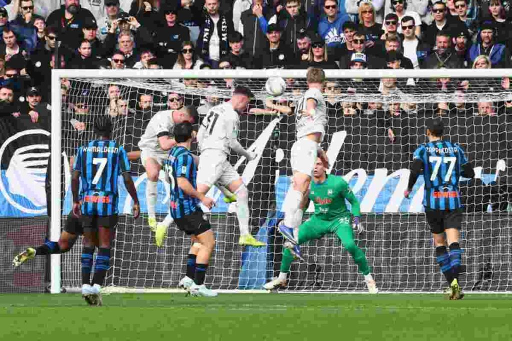 Il momento in Atalanta-Napoli in cui Sam Beukema porta in vantaggio i partenopei