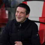 Cristian Chivu sorride in panchina