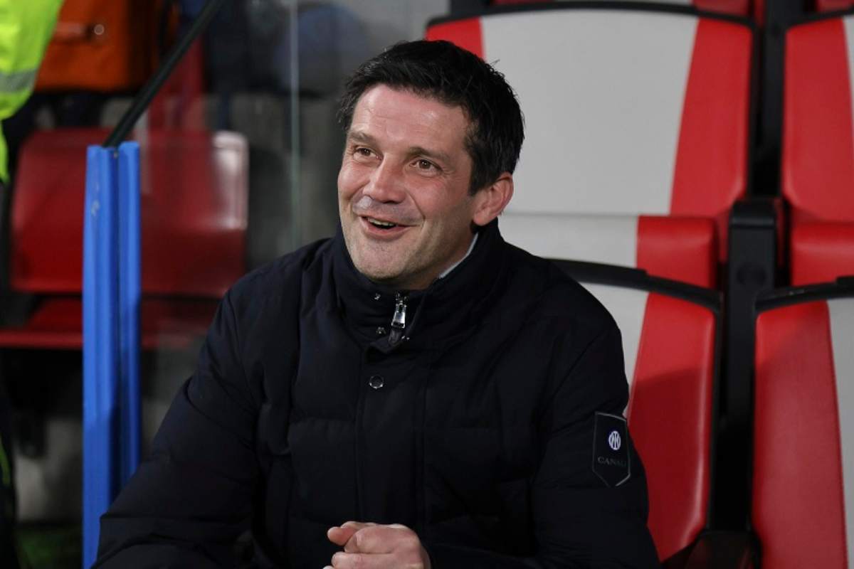 Cristian Chivu sorride in panchina