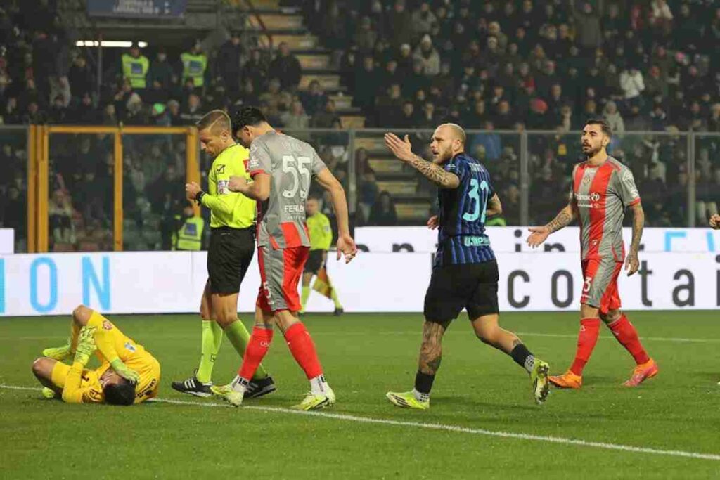 Emil Audero a terra circondato da arbitro e giocatori di Cremonese ed Inter