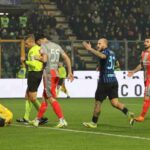 Emil Audero a terra circondato da arbitro e giocatori di Cremonese ed Inter