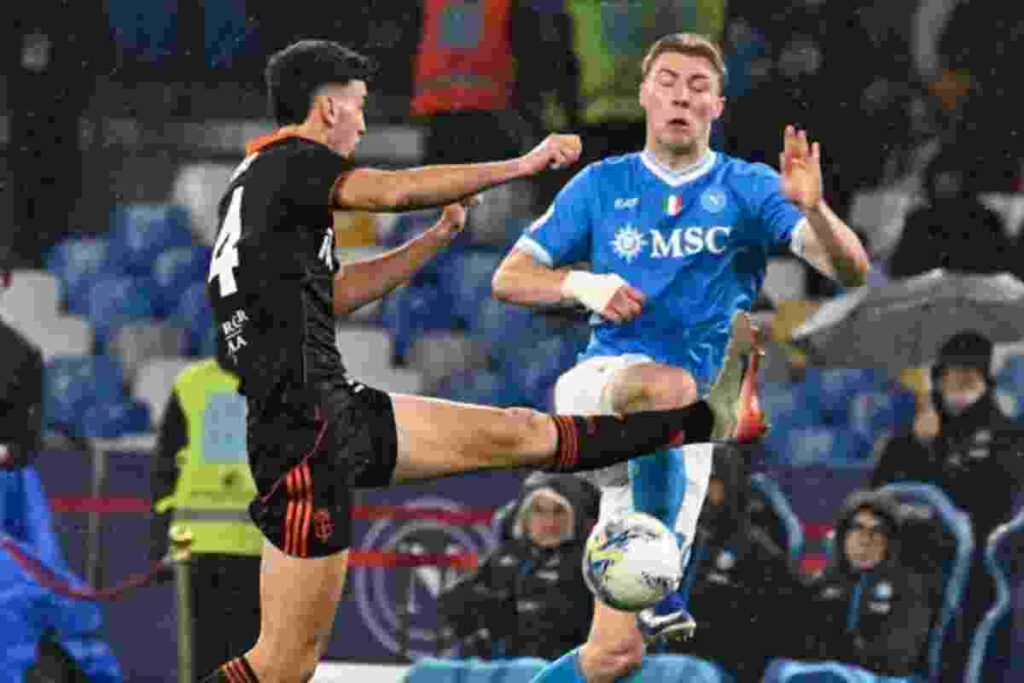 Rasmus Hoijlund del Napoli contrastato da un avversario del Como