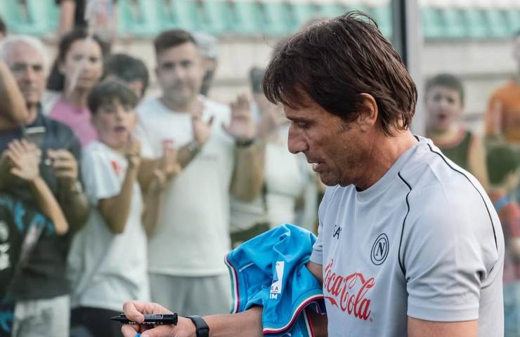 Antonio Conte autografa una maglia del Napoli