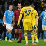 Calciatori in campo in Napoli-Verona all'andata