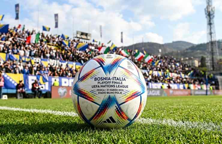 Pallone ufficiale UEFA Nations League per la finale playoff Bosnia-Italia 2026 allo stadio di Zenica.