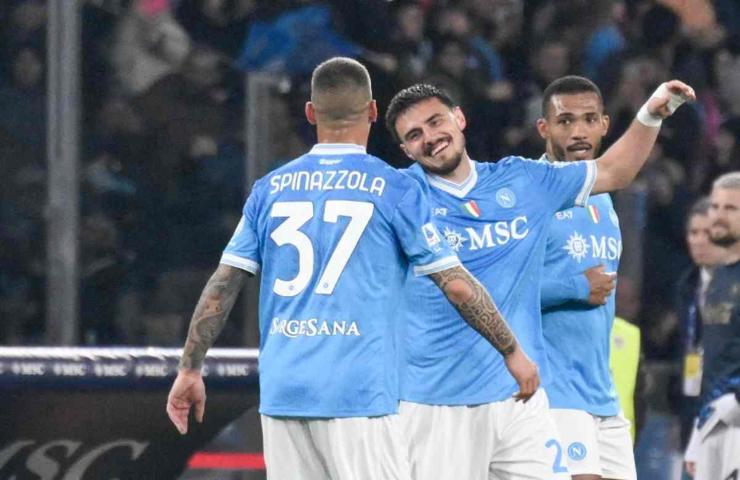Eljof Elmas festeggia un gol del Napoli con Leonardo Spinazzola di spalle e Juan Jesus sullo sfondo