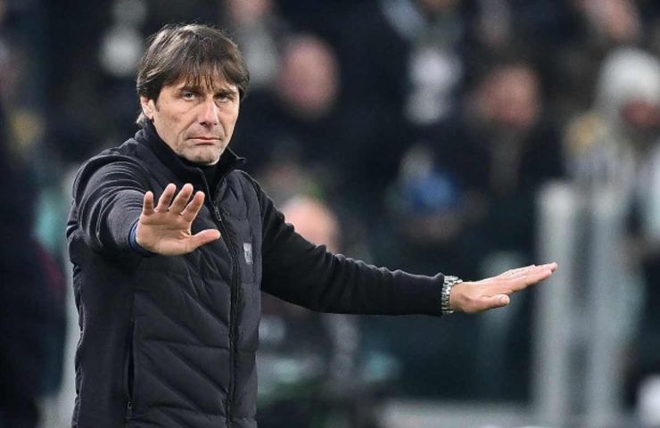 L'allenatore del Napoli, Antonio Conte, in un momento di gioco in cui predica calma.