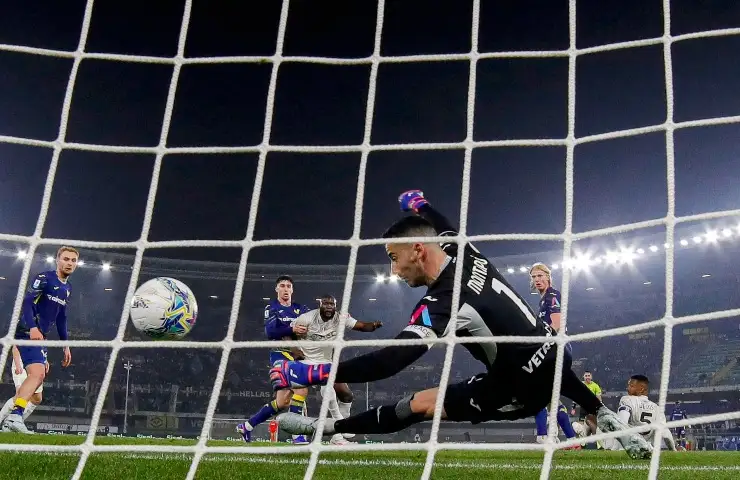 Lorenzo Montipò battuto con il pallone che entra in porta da visuale da dietro la porta