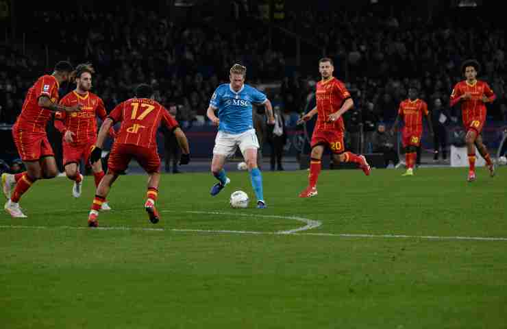 KEvin De Bruyne del Napoli circondato da avversari del Lecce in campo.