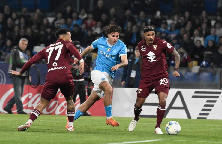 Antonio Vergara del Napoli circondato da diversi avversari del Torino