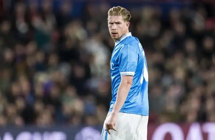 Kevin De Bruyne con la tenuta da gioco azzurra del Napoli.