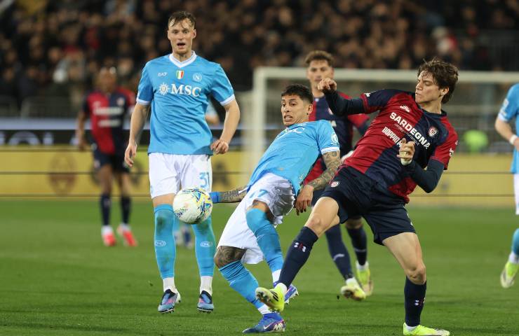 Sam Beukema sullo sfondo e Mathias Olivera del Napoli, che contrasta un avversario del Cagliari.