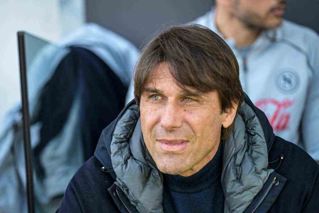 Antonio Conte con una giacca nera mentre guarda fuori obiettivo