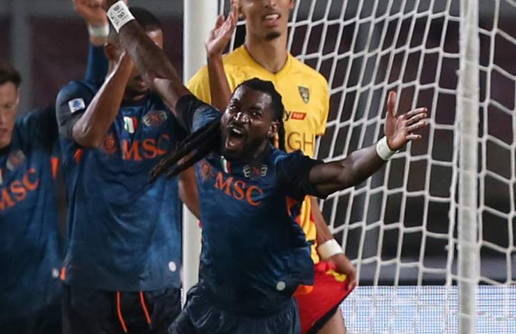 Frank Zambo Anguissa esulta dopo in gol in Lecce-Napoli dell'andata.