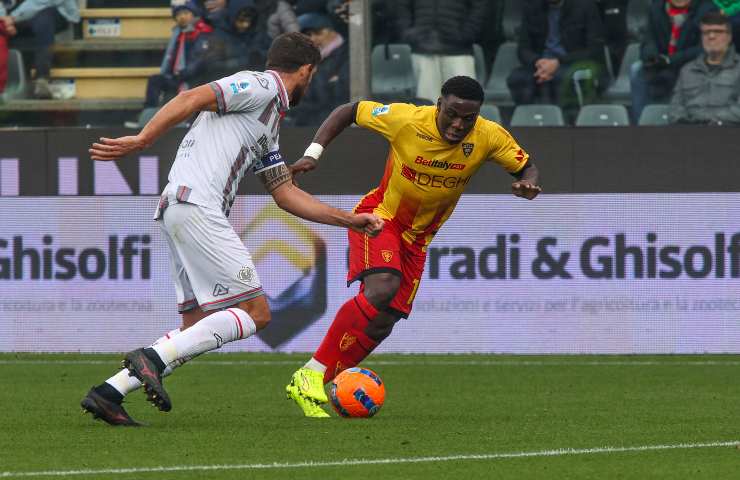 Lamerck Banda del Lecce in progressione contro un avversario della Cremonese