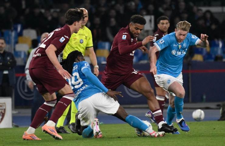Zambo Anguissa e De Bruyne affrontati da avversari del Torino