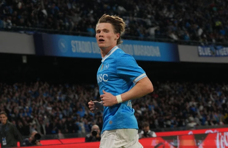 Scott McTominay in tenuta da gioco casalinga del Napoli mentre corre