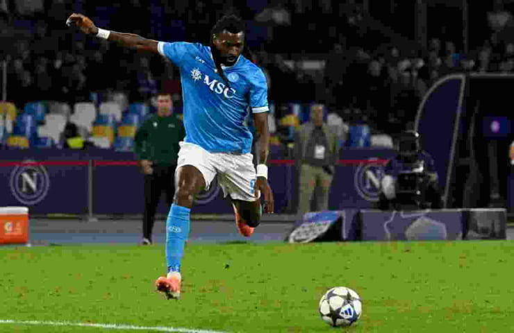 Il centrocampista del Napoli Frank Zambo Anguissa in azione di gioco durante una partita di Serie A allo stadio Maradona, con indosso la maglia azzurra ufficiale MSC ed EA7, in vista della sfida contro il Torino.