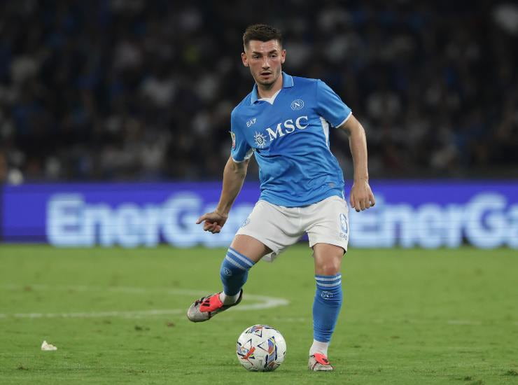 Billy Gilmour in tenuta del Napoli casalinga in campo mentre calcia il pallone