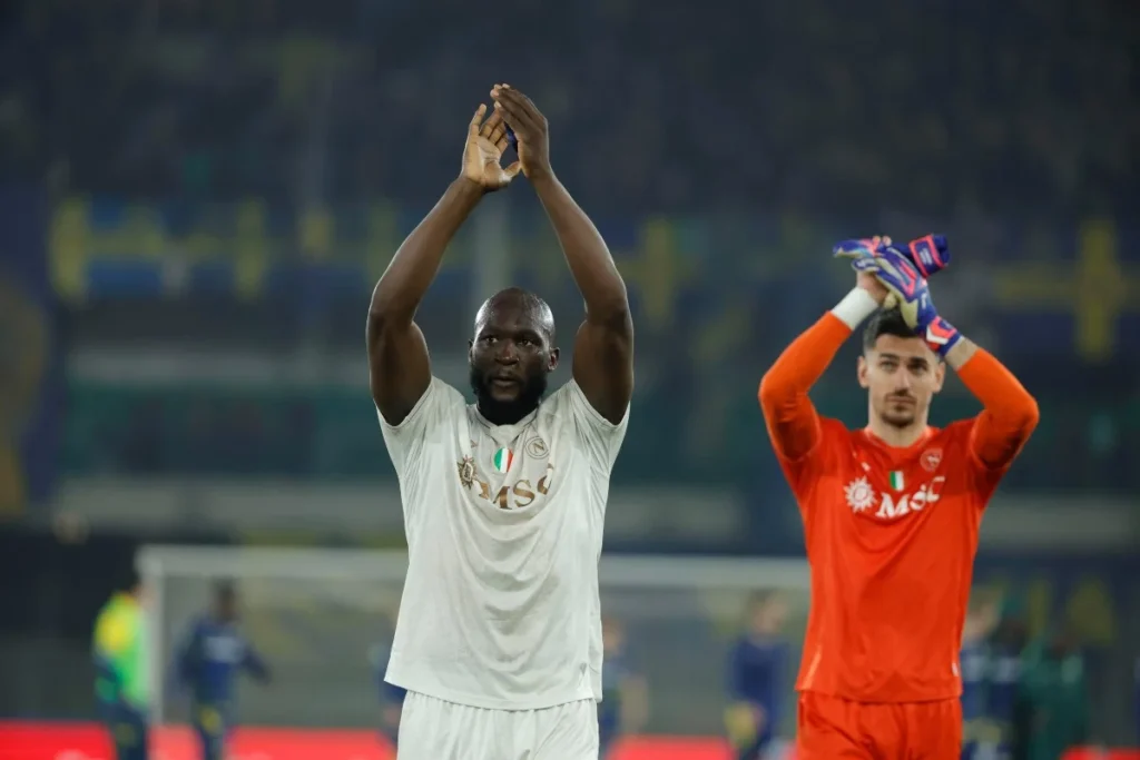 Romelu Lukaku ed Alex Meret salutano i tifosi