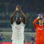 Romelu Lukaku ed Alex Meret salutano i tifosi