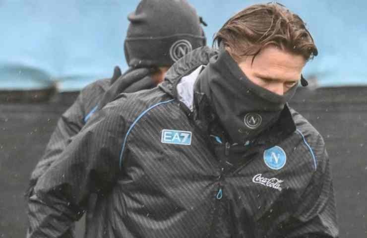 Scott McTominay col volto coperto durante un allenamento