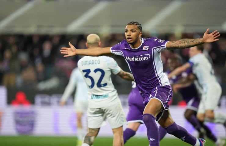 Cher Ndour della Fiorentina esulta correndo a braccia aperte dopo avere fatto gol all'Inter.