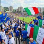 Tifosi Italia e Bosnia allo stadio di Zenica per i playoff Mondiali 2026: bandiere azzurre e bosniache sugli spalti.