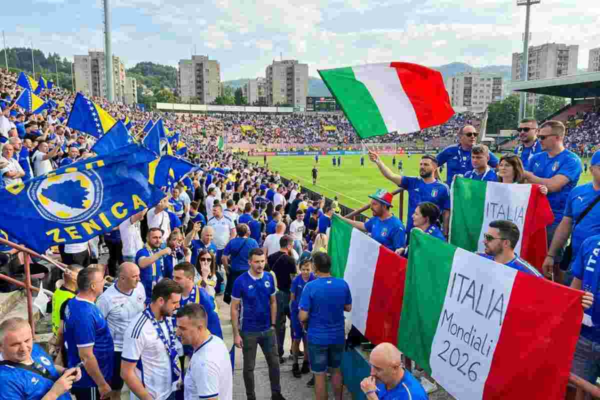 Tifosi Italia e Bosnia allo stadio di Zenica per i playoff Mondiali 2026: bandiere azzurre e bosniache sugli spalti.