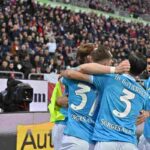 Calciatori del Napoli esultano per il gol di Scott McTominay nello stadio del Cagliari.