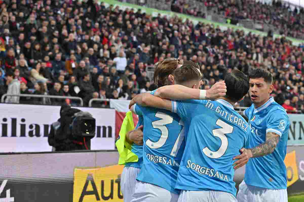 Calciatori del Napoli esultano per il gol di Scott McTominay nello stadio del Cagliari.