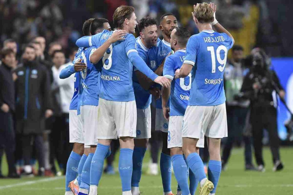 Calciatori del Napoli in maglia azzurra esultano dopo un gol segnato.