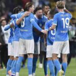 Calciatori del Napoli in maglia azzurra esultano dopo un gol segnato.
