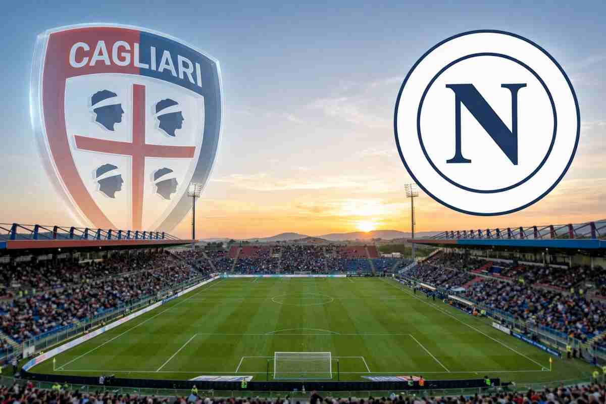 Vista panoramica dell'Unipol Domus al tramonto con gli stemmi trasparenti di Cagliari e Napoli in sovrapposizione nel cielo; immagine di anteprima per l'anticipo di Serie A del 20 marzo 2026.