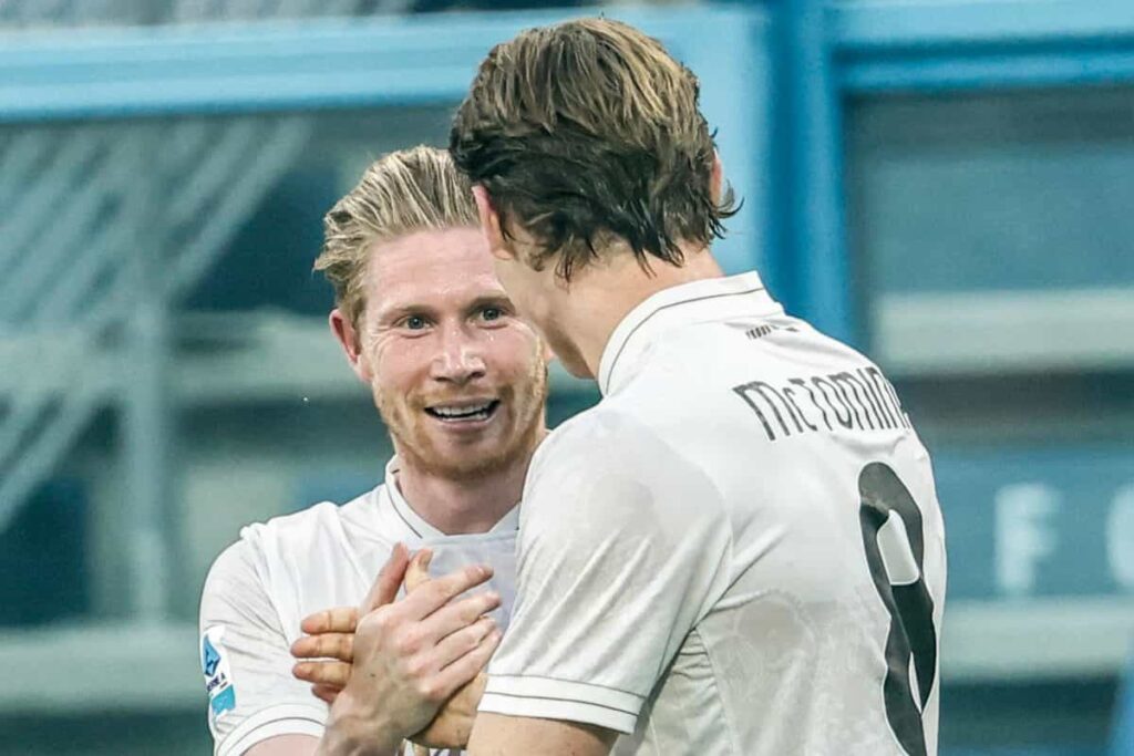 Kevin De Bruyne e Scott McTominay esultano insieme