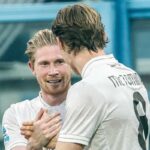 Kevin De Bruyne e Scott McTominay esultano insieme