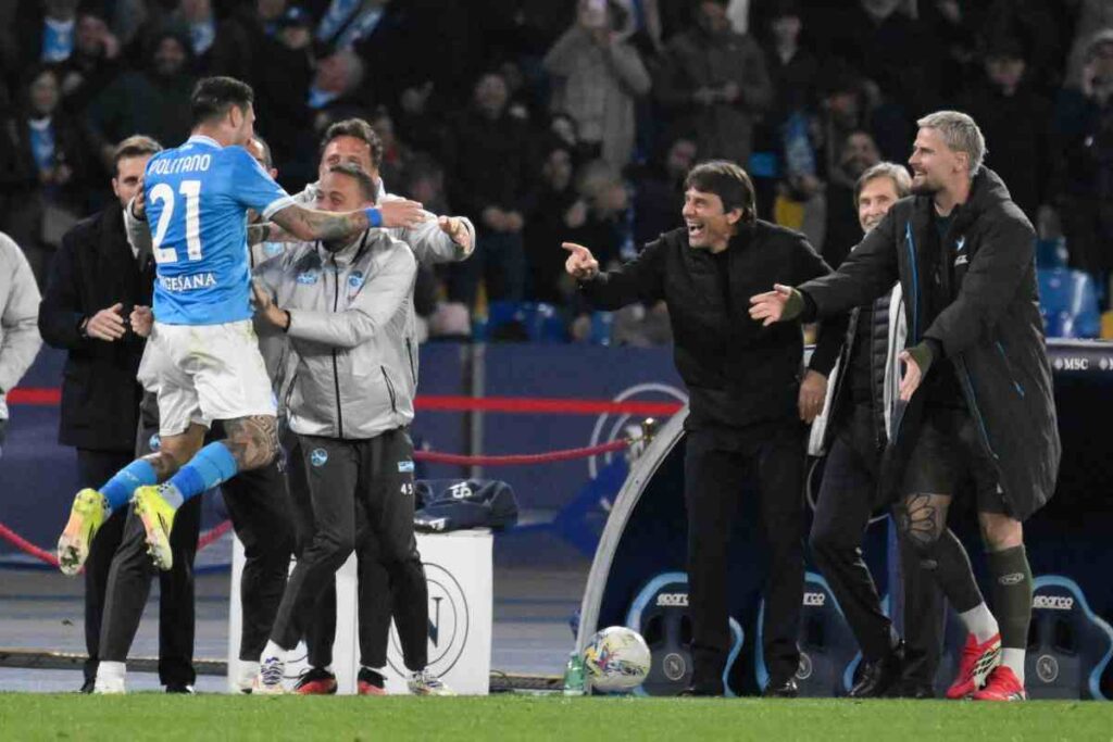 Matteo Politano festeggia il suo gol in Napoli-Lecce con Antonio Conte ed altri collaboratori azzurri in panchina.