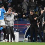 Matteo Politano festeggia il suo gol in Napoli-Lecce con Antonio Conte ed altri collaboratori azzurri in panchina.