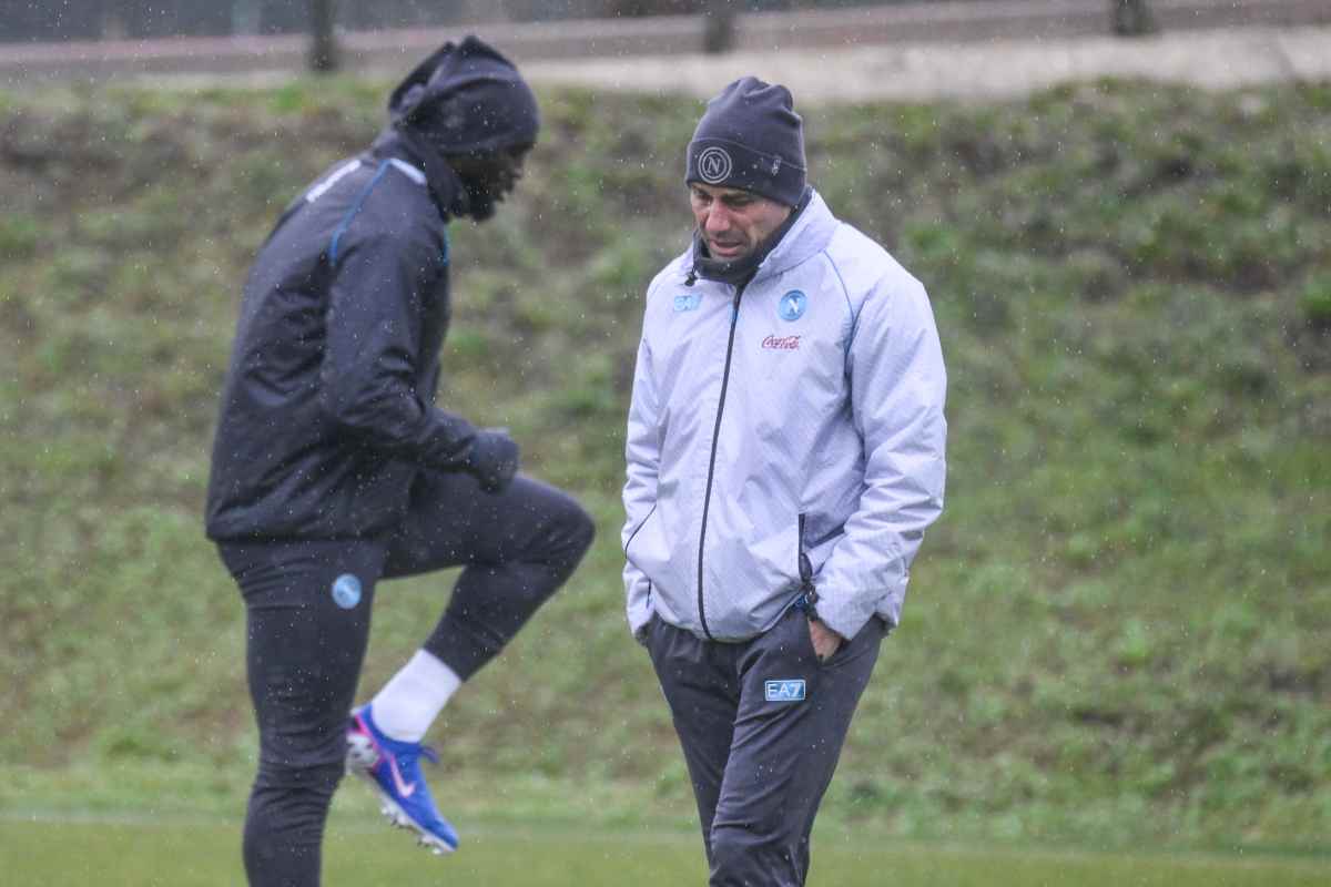 Romelu Lukaku accanto ad Antonio Conte nel corso di un allenamento del Napoli.