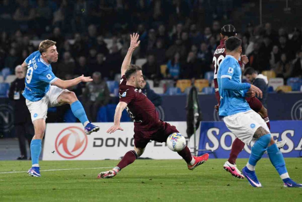 Rasmus Hoijlund al tiro in Napoli-Torino con avversari e compagni di squadra accanto a sé.