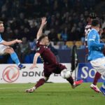 Rasmus Hoijlund al tiro in Napoli-Torino con avversari e compagni di squadra accanto a sé.